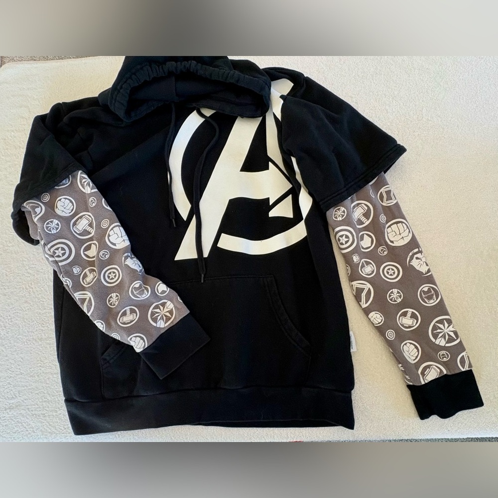 Disney Marvel Avengers Pullover Hoodie Black Gray Contrast Sleeves Size M